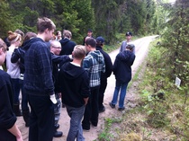 Vesannon yhtenäiskoulun 8-luokkalaiset kävivät ensin katsomassa aikaisemmin istutetun metsän kasvua