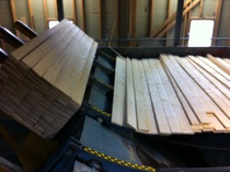 Sahalla laudat pinotaan lopulta siisteihin pinoihin valmiina kuljetettavaksi eteenpäin