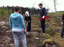 Oppilaat neuvoivat istuttamista toisilleen