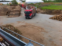 Tukkirekka on tärkeässä roolissa puun kuljetuksessa