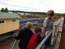 Oppilaat saivat nähdä sahan toimintaa myös korkeammalta