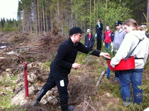 Pohjois-Savon Metsänhoitoyhdistyksestä Kimmo Karhatsu näytti kuinka kuusentaimia istutetaan pottiputkella