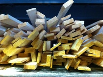 Laudat ovat ensin sekalaisessa läjässä